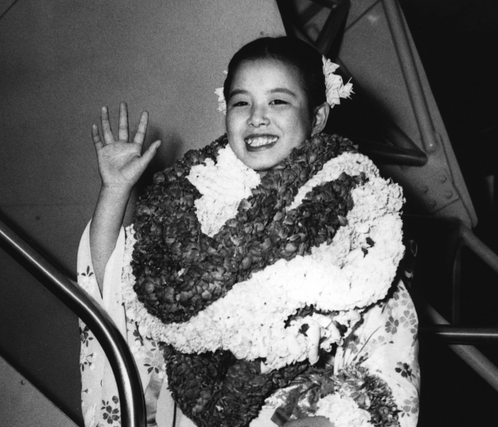 3-2221.Misora_Hibari_in_Hawaii300bwshrpnd-CROP