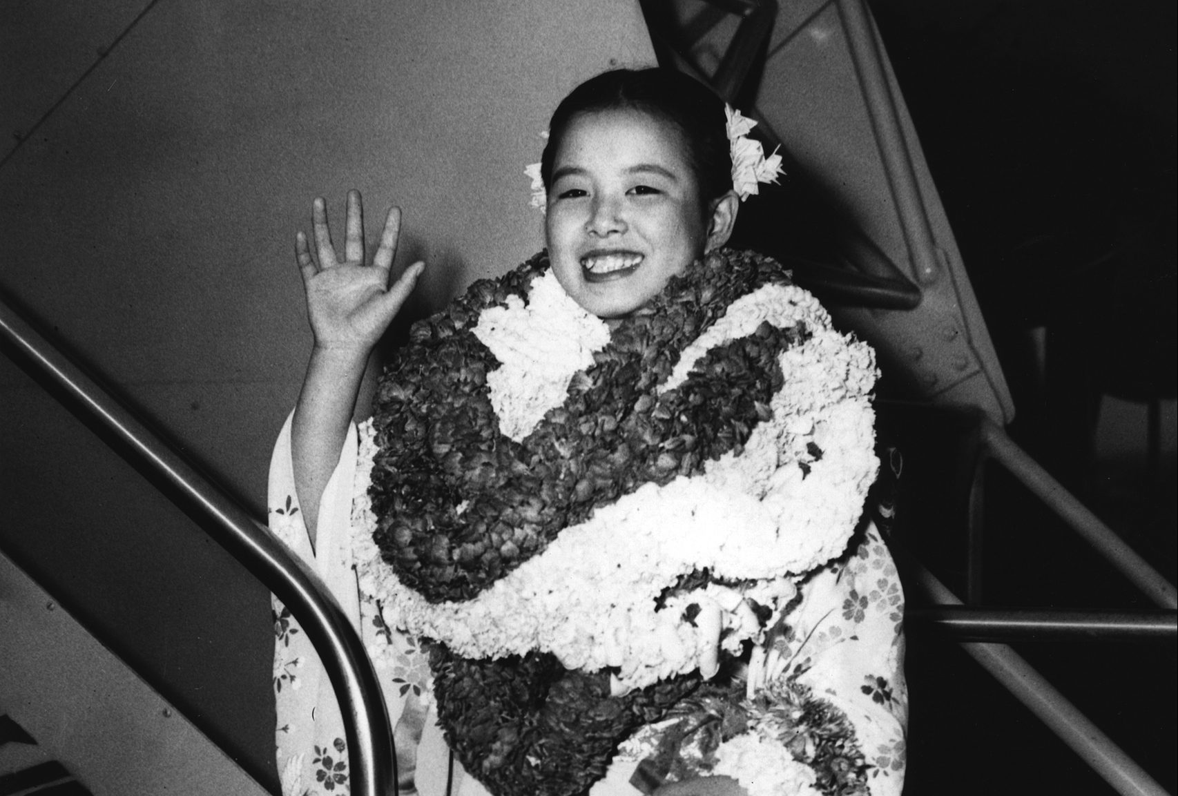 3-2221.Misora_Hibari_in_Hawaii300bwshrpnd-CROP